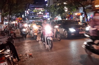 Wie überlebt man eigentlich … als Fußgänger den Verkehr in Hanoi?