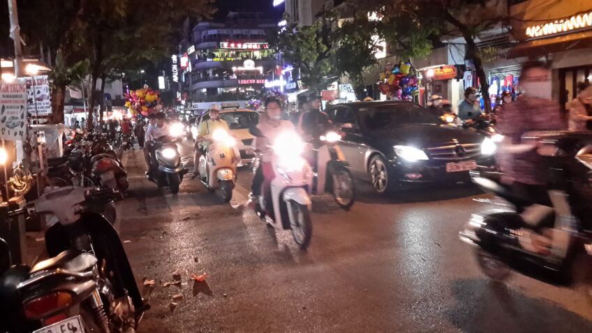 Wie überlebt man eigentlich … als Fußgänger den Verkehr in Hanoi?